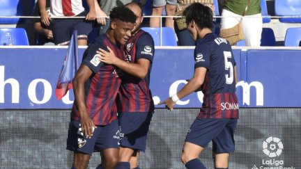 Kevin Carlos celebra el único tanto del encuentro.