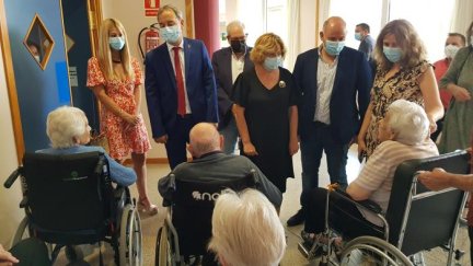 La consejera María Victoria Broto conversa con algunos usuarios de la residencia de Binéfar, Huesca. / DGA.