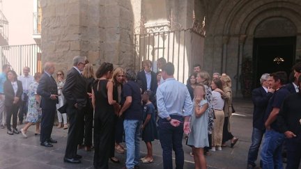 Las infantas Elena y Cristina, e Iñaki Urdangarín han asistido al funeral de Eduardo Roldán en Jaca.