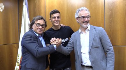 Alejandro Francés durante la firma de su renovación