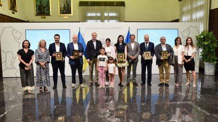 El alcalde de Zaragoza con las personas reconocidas por su labor solidaria con los refugiados ucranianos. /  Ramón Comet