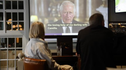 Los ciudadanos han seguido, esta tarde de viernes, el primer discurso televisado del nuevo rey, Carlos III./ EFE/EPA/Tolga Akmen