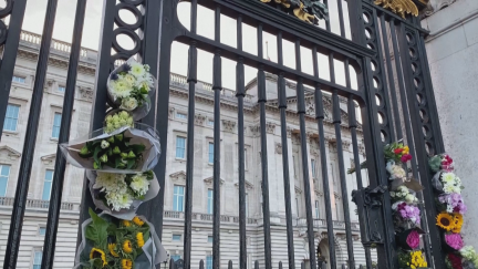 Flores en recuerdo de la reina Isabel II en las puertas del palacio de Buckingham. / Reuters.