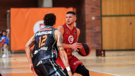 Rihards Lomasz maneja el balón en un lance del partido. Foto: Casademont Zaragoza