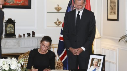 Los reyes españoles firmaron el libro de condolencias en la embajada del Reino Unido en España. (EFE/Casa de SM El Rey/JoséJiménez)