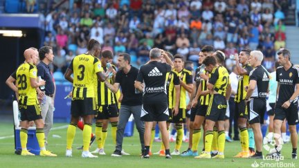 Carcedo dando instrucciones a los jugadores durante el partido