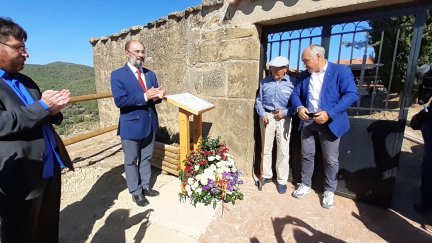 Imagen de Javier Lambán junto a los familiares de Juan Beamonte en el acto de este domingo. / CARTV
