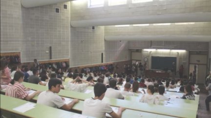 Un grupo de estudiantes se examina de la EvAU en la Universidad de Zaragoza.