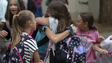 Dos compañeras se abrazan durante el primer día de colegio tras las vacaciones de verano. / Europa Press