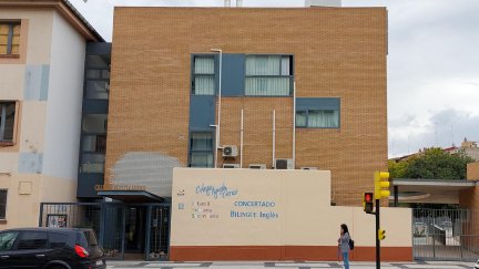 Fachada del colegio donde estudia la niña de 10 años que intentó suicidarse tras sufrir un supuesto caso de acoso por parte de sus compañeras. (EFE).