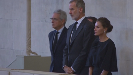 Los reyes de España en la capilla ardiente de Isabel II.