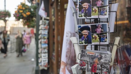 Postales, banderas, y fotografías de la reina Isabel II en una tienda de Londres. / Fuente: Europa Press