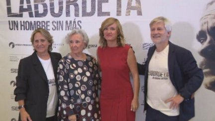 La ministra de Educación, Pilar Alegría, en la presentación del documental en Madrid junto a Gaizka Urresti y la hija y la viuda del cantautor.
