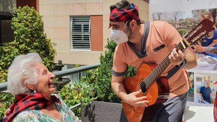 Imagen de un taller de música. / Raúl Fonz (Residencia Ballesol Mariana Pineda)