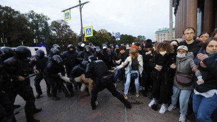 Policías rusos detienen a los participantes de una protesta no autorizada contra la movilización parcial en el centro de San Petersburgo, Rusia. / EFE/EPA/ANATOLY MALTSEV