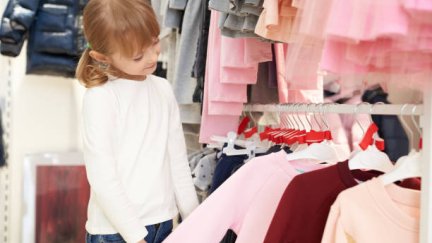 El estudio revela que el lenguaje de las camisetas infantiles promueve e intensifica los roles de género. / iStock