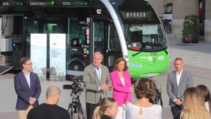 El alcalde de Zaragoza, Jorge Azcón y la consejera de Servicio Públicos, Natalia Chueca, presentan el nuevo bus eléctrico./ Daniel Marcos.