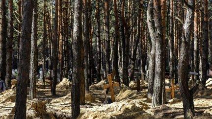 Tumbas exhumadas en el cementerio de Izyum, en la región ucraniana de Kharkiv. (EFE/EPA/Oleg Petrasyuk).