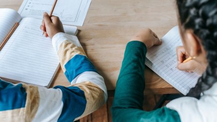Dos estudiantes en clase de matemáticas.
