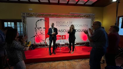 El secretario general del PSOE Aragón, Javier Lambán, y la secretaria general del PSOE Teruel, Mayte Perez, en la inauguración de la Escuela de Formación 'Pascual Noguera'. / PSOE.