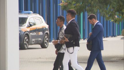 El peluquero que recibió en agosto 20 cuchilladas llega a los juzgados para declarar ante el juez.