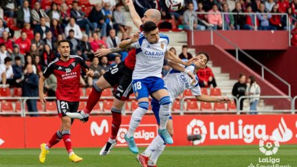 Disputa por el balón durante el partido