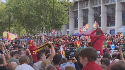 Miles de aficionados esperaban la llegada de la selección de fútbol a La Romareda.
