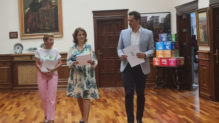 La alcaldesa de Teruel, Emma Buj (PP), el primer teniente de alcalde, Ramón Fuertes (Cs), y la concejal de Hacienda, Rocío Féliz de Vargas (PP) antes de la rueda de prensa./ Ayuntamiento de Teruel.