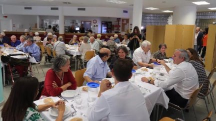 El alcalde de Zaragoza, Jorge Azcón, estrenando el nuevo servicio de comedor en el barrio de Torrero. / Ayuntamiento de Zaragoza