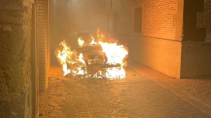 Imagen del vehículo ardiendo./ Guardia Civil.