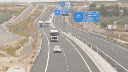 Imagen de unos de los primeros vehículos que han podido estrenar la autovía entre Gallur y Mallén.