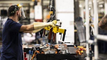 Un empleado en la planta automovilística de Stellantis  en Figueruelas (Zaragoza). (Marcos Cebrián/Europa Press).