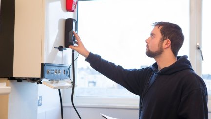 Un técnico inspecciona una caldera de gas. / Canva