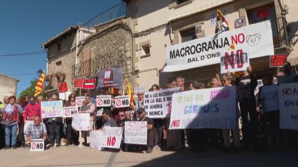 Concentración en Navardún contra las granjas de porcino.