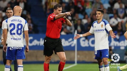 Instante en el que el colegiado anula el gol del Real Zaragoza.