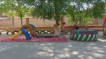 Imagen de archivo de un grupo de niños jugando en un parque.