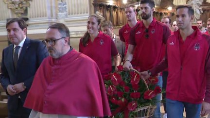 Los capitanes de los principales equipos del Casademont (Vega Gimeno, Santi Yusta y Jorge Gómez), durante la ofrenda a la Virgen del Pilar.