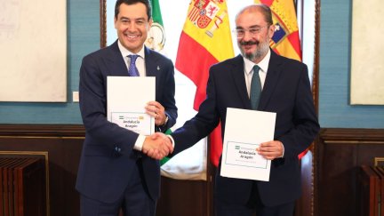 El presidente de Andalucía, Juama Moreno, y el presidente de Aragón, Javier Lambán, este jueves en Sevilla. / Gobierno de Aragón