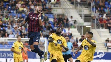 Remate de cabeza de Carrillo durante el partido ante el Lugo.Foto: LaLiga
