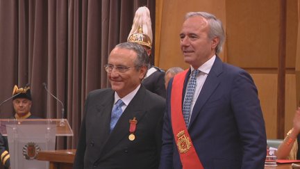 Javier Moll y el alcalde de Zaragoza, Jorge Azcón, tras la entrega del galardón.