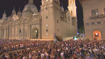 El desfile está ya en una plaza del Pilar abarrotada, a la espera del pregón.