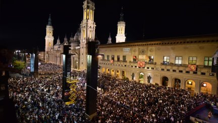 Imagen de la plaza del Pilar abarrotada durante la lectura del pregón.
