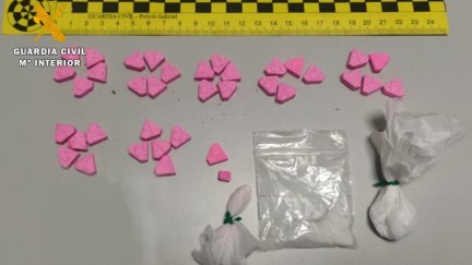 Entre sus pertenencias encontraron 19 gramos de anfetaminas, 2 de speed y 0,65 gramos de ketamina. / Guardia Civil