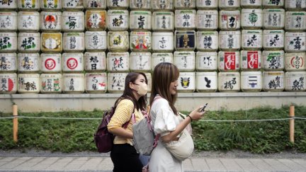 Dos turistas visitan un templo Meiji en Tokio, Japón. / EFE