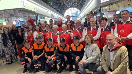 El alcalde de Zaragoza, Jorge Azcón, junto a los voluntarios este martes. / Europa Press