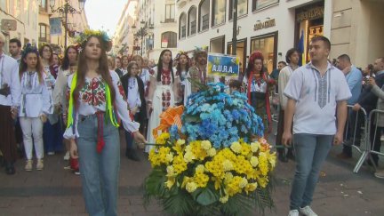 Un centenar de ucranianos han participado en la Ofrenda de Flores.