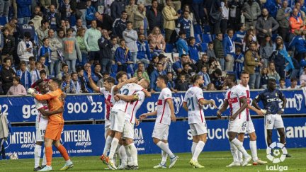 Los jugadores de la SD Huesca se abrazan tras el triunfo ante el Oviedo.