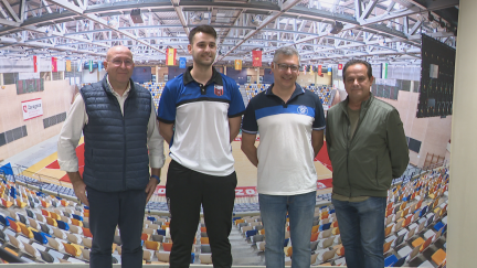 Los entrenadores y presidentes de Sala 10 Zaragoza y Full Energía posan para las cámaras.