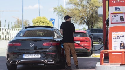 Imagen de archivo de un hombre repostando gasolina. / Europa Press