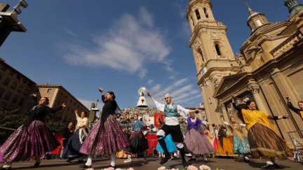 La estructura de la Virgen del Pilar es uno de los lugares más fotografiados por turistas y visitantes.